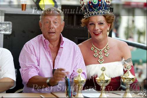 Amsterdam 18 augustus 2002
Rijk de Gooijer bij travestiet verkiezing
