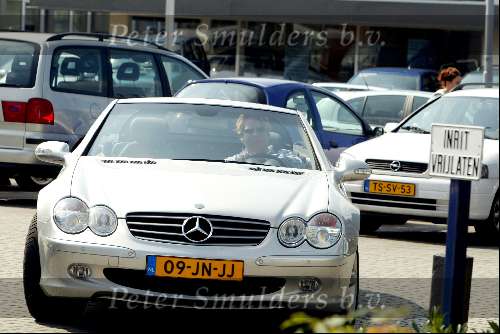 Hilversum26 augustus 2002
Robert Jensen in zijn nieuwe mercedes SL 500