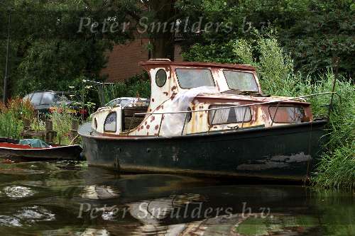24 juli 2002  Amsterdam
Roestig schip aan de Amstel
Sloepenroute