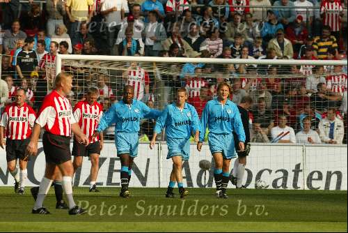 Eindhoven 6 augustus 2002
Opening PSV stadion met de oud spelers 1988
Kalusha Juul Ellerman en Twan Scheepers
Berry v Aerle Ronald Koeman addick Koot