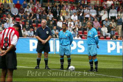 Eindhoven 6 augustus 2002



Opening PSV stadion met de oud spelers 1988
minuut vstilte Hans Dorjee, Romario en Willy v d Kuylen

Peter Smulders bv