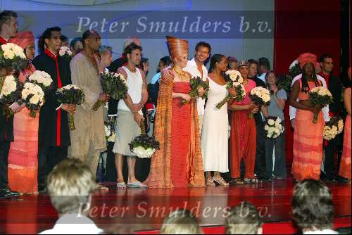 Scheveningen 3 augustus 2003
Laatste voorstelling van Aida in het circustheater.
Chaira Borderslee  en Rene v Kooten
Antje Monteiro  huilen