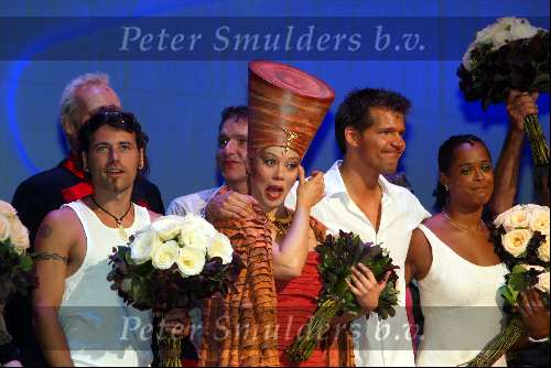 Scheveningen 3 augustus 2003
Laatste voorstelling van Aida in het circustheater.
Chaira Borderslee  en Rene v Kooten
Antje Monteiro  huilen