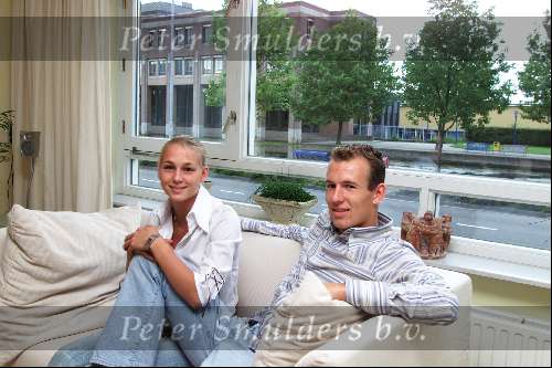 Eindhoven 22 Augustus 2003 Arjan Robben samen met zijn vriendin in zijn nieuw onderkomen in Eindhoven