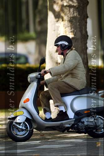 Amsterdam 30 augustus 2003
Barry Hay op zijn scooter
