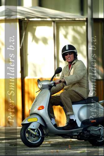 Amsterdam 30 augustus 2003
Barry Hay op zijn scooter