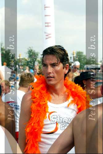 Amsterdam 2 augustus 2003
Gay parade door de amsterdamse grachten.
Bart Ettekhoven