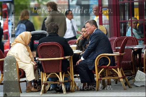 Baruch Moszkowicz met vrouw op terras