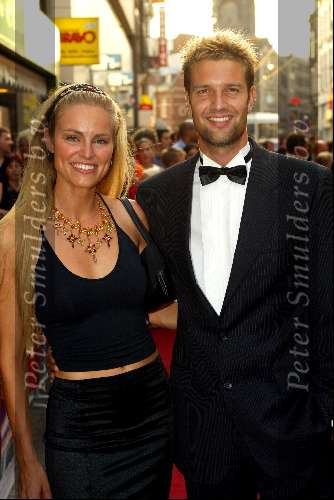 Amsterdam 4 augustus 2003
Premiere Tomb Raider in tushinski
Bas Muijs met lichte baard en Marith v Bohemen