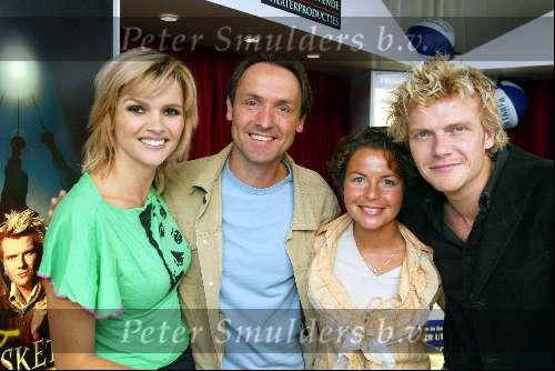 Amsterdam 30 augustus 2003
John Haenen Maaike Widdershoven Bastiaan Ragas enTooske Brughem handtekeningen uitdelen op uitmarkt