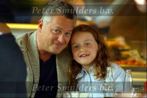 Amsterdam 30 augustus 2003
Bram Moscovicz met dochter op terras bij van dam op de cornelis schuytstraat