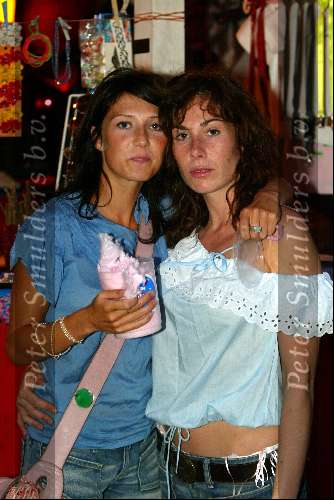 Amsterdam 1 augustus 2003
De parade in amsterdam
Halina Reyn en  Carice v Houten