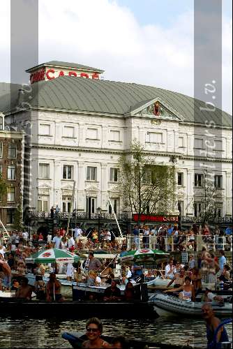 Amsterdam 2 augustus 2003
Gay parade door de amsterdamse grachten.
Carre met heel veel sloepen