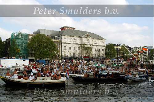 Amsterdam 2 augustus 2003
Gay parade door de amsterdamse grachten.
Carre met heel veel sloepen