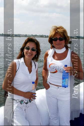 Amsterdam 2 augustus 2003
Gay parade door de amsterdamse grachten.
Cilly Dartell en Christine Kroonenberg