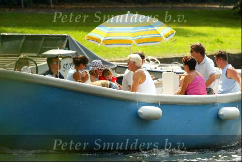 Amsterdam 10 augustus 2003
Reinout Oerlemans, Danielle Overgaag en Tijmen varen met boot met hun families