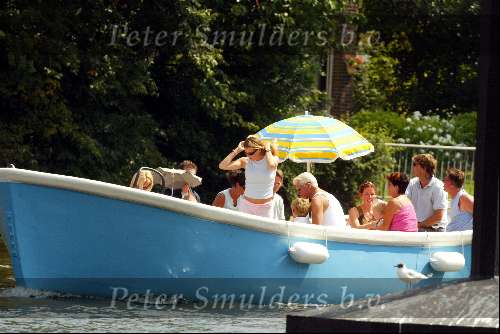 Amsterdam 10 augustus 2003
Reinout Oerlemans, Danielle Overgaag en Tijmen varen met boot met hun families
