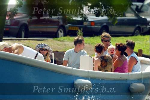 Amsterdam 10 augustus 2003
Reinout Oerlemans, Danielle Overgaag en Tijmen varen met boot met hun families