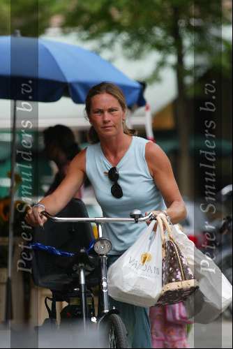 Amsterdam 1 augustus 2003
Elisabeth Fabius (ex vriendin prins friso en prins maurits )
op de fiets