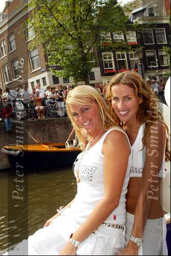Amsterdam 2 augustus 2003
Gay parade 
Ellemieke Vermolen en Yorin de Mol