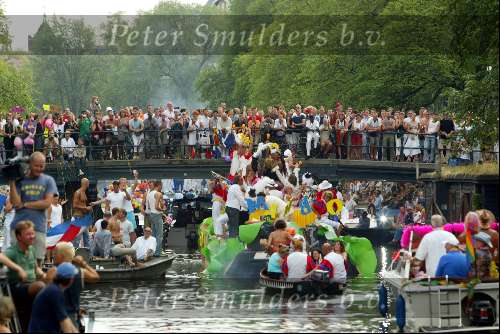 Amsterdam 2 augustus 2003
Gay Parade door de amsterdamse grachten.