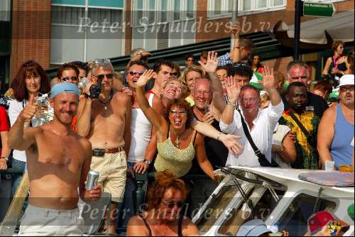 Amsterdam 2 augustus 2003
Gay Parade door de amsterdamse grachten.