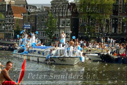 Amsterdam 2 augustus 2003
Gay Parade door de amsterdamse grachten.