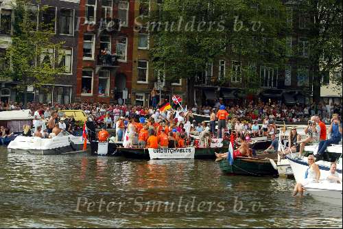 Amsterdam 2 augustus 2003
Gay Parade door de amsterdamse grachten.