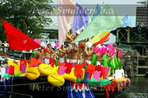 Amsterdam 2 augustus 2003
Gay Parade door de amsterdamse grachten.