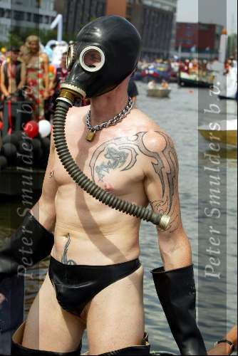 Amsterdam 2 augustus 2003
Gay Parade door de amsterdamse grachten.
Tatoeage Een nicht in een lederen zwembroek en gasmasker