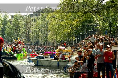 Amsterdam 2 augustus 2003
Gay Parade door de amsterdamse grachten.