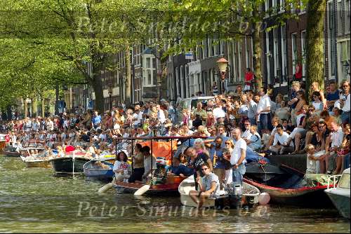 Amsterdam 2 augustus 2003
Gay Parade door de amsterdamse grachten.