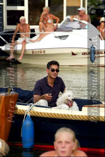 Amsterdam 2 augustus 2003
Gay Parade door de amsterdamse grachten.
Advocaat Gerard Spong met zoon en hond op sloep