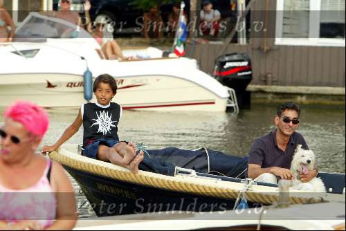 Amsterdam 2 augustus 2003
Gay Parade door de amsterdamse grachten.
Advocaat Gerard Spong met zoon en hond op sloep