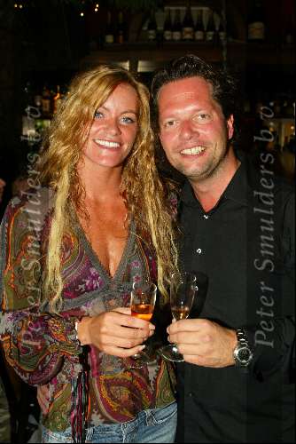 Rotterdam 24 augustus 2003
Surprise feestje inge de bruijn in baja beachclub
Inge de Bruijn met een glaasje wijn en Guido den Aantrekker