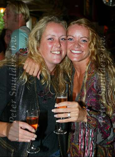 Rotterdam 24 augustus 2003
Surprise feestje Inge de Bruijn in baja beachclub
Op de foto met haar tweelingzus en een glaasje wijn