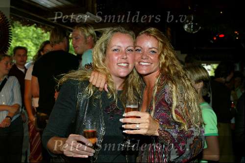Rotterdam 24 augustus 2003
Surprise feestje Inge de Bruijn in Baja Beachclub
Op de foto met haar tweelingzus en een glaasje wijn