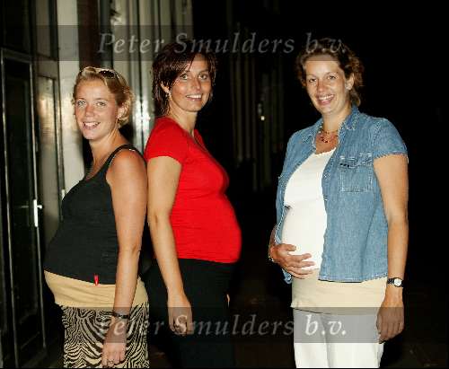 Gouda 7 augustus 2003
Anouk Voorveld met drie zwangere vriendinnen. v.l.n.r. Astrid Sascha en Irene


Peter Smulders bv