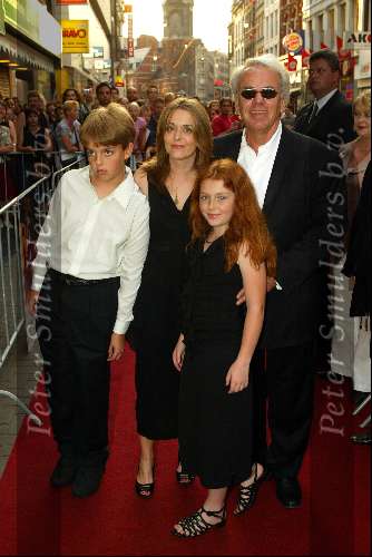 Amsterdam 4 augustus 2003
Premiere Tomb Raider in tushinski
Jan de Bont en gezin