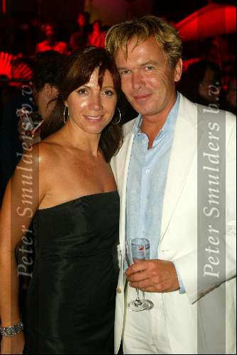 Amsterdam 4 augustus 2003
Premiere Tomb Raider in tushinski
Tom Egbers en Janke Dekker met een glaasje champagne