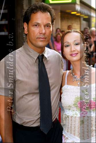 Amsterdam 4 augustus 2003
Premiere Tomb Raider in tushinski
Jennifer de Jong met man en tatoo