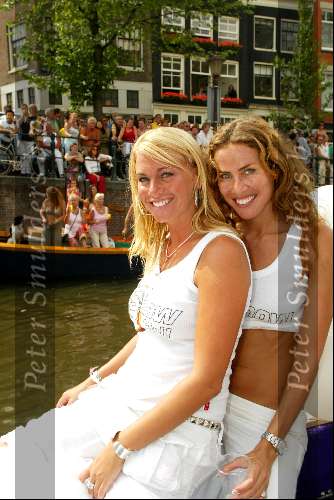 Amsterdam 2 augustus 2003
Gay parade door de amsterdamse grachten.
Ellemieke Vermolen en Jorinde Moll