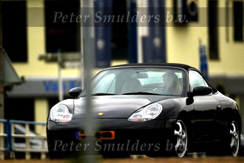 Naarden 28 augustus 2003
Linda de Mol brengt julian naar school in porsche