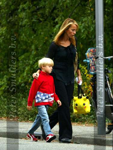 Naarden 28 augustus 2003
Linda de Mol brengt Julian naar school