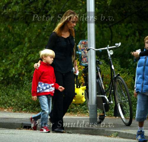 Naarden 28 augustus 2003
Linda de Mol brengt Julian naar school