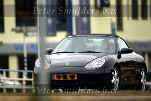 Naarden 28 augustus 2003
Linda de Mol brengt julian naar school in porsche