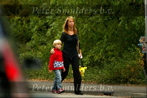 Naarden 28 augustus 2003
Linda de Mol brengt Julian naar school