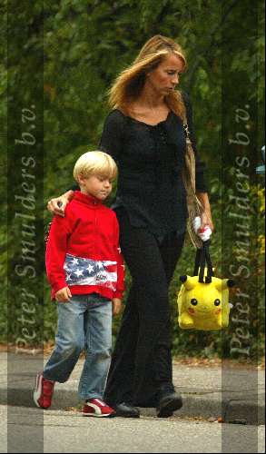 Naarden 28 augustus 2003
Linda de Mol brengt Julian naar school