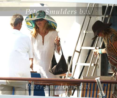 Porto Ercole 6 augustus 2003
Mabel Wisse Smit bij de Jumbo VI met Prinses Maxima en een beveiligingsbeambte
