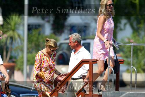 Porto Ercole 6 augustus 2003
Mabel Wisse Smit bij de Jumbo VI met Prinses Maxima en een beveiligingsbeambte